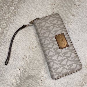 MK wallet with zipper